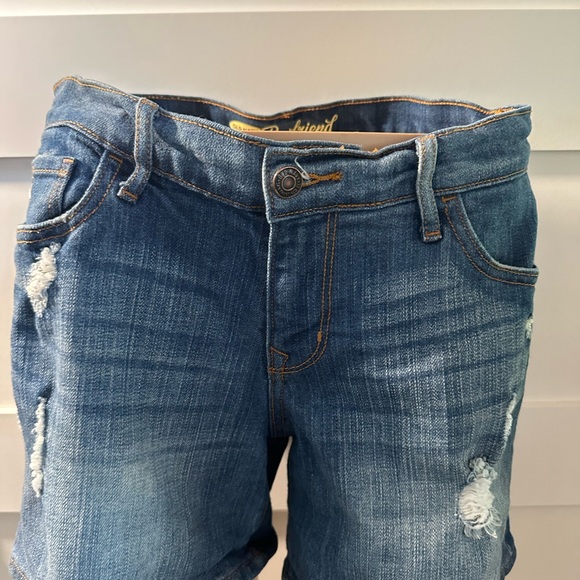 Old Navy Distressed Boyfriend Denim Shorts | Size 4 | Trendy and Comfortable - Picture 5 of 8